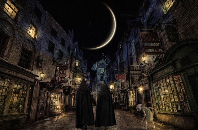 دو جادوگر شنل‌پوش و یک جن خانگی که شبانه در Diagon Alley راه می‌روند