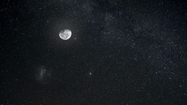 ماه روشن و آسمان پرستاره شب