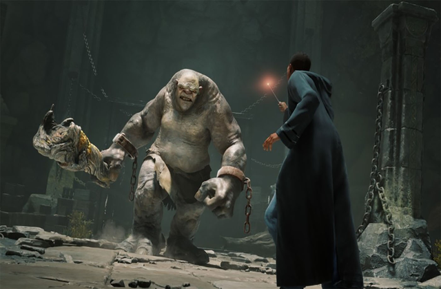 دانش‌آموزی که چوب‌دستی‌اش را به سمت یک Mountain Troll نزدیک‌شونده گرفته